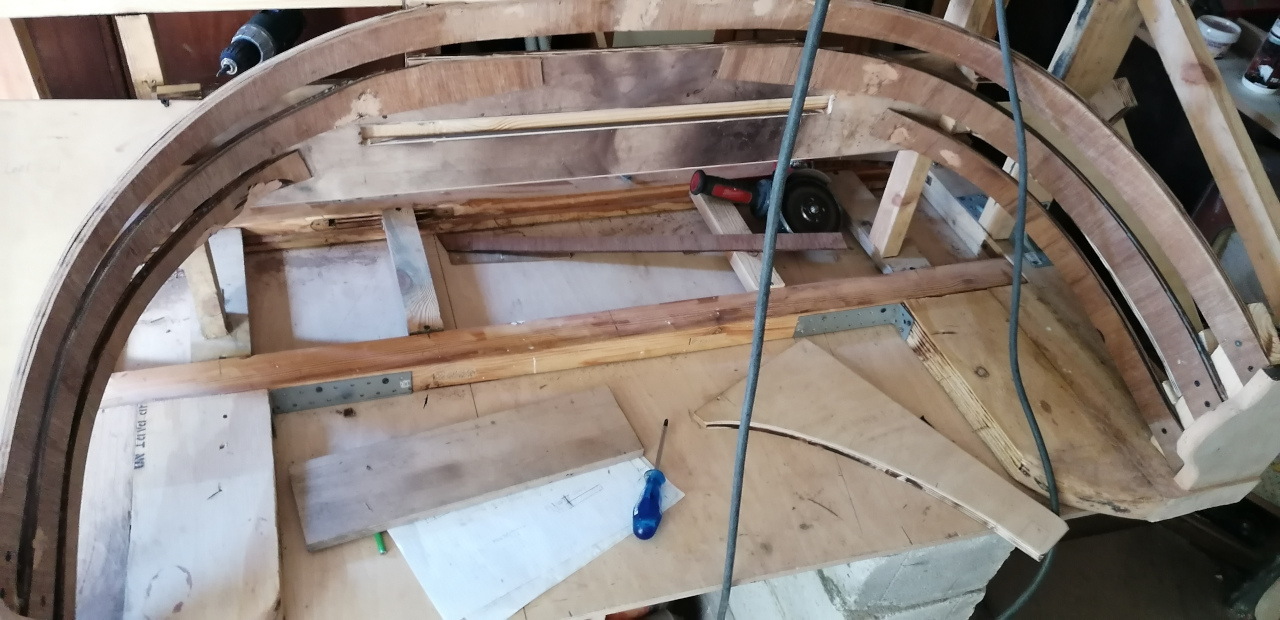 Creating horse shoe in top part